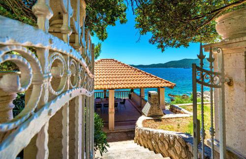 Villa Ragusea With a Private Beach - Photo 28