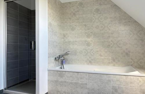 Les Voiles, maison bien équipée 10 p 2 sdb, 2 WC, spacieuse lumineuse avec jardin clos, garage, terrasse, parking privatif, à 950 m de la plage d'Asnelles et tous commerces, près de Bayeux et Arromanches, chiens bienvenus - Foto 16