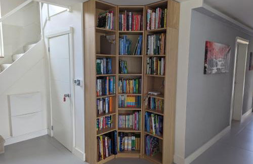 Unique, Spacious, Self-Built Eco Home with huge garden and movie room - Photo 19