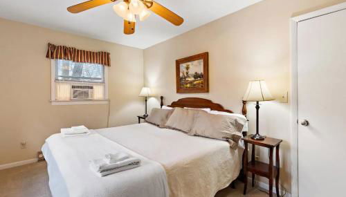 Charming Modern Cabin with Hiking Trails and Fire Pit - Foto 2