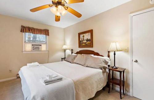 Charming Modern Cabin with Hiking Trails and Fire Pit - Foto 2