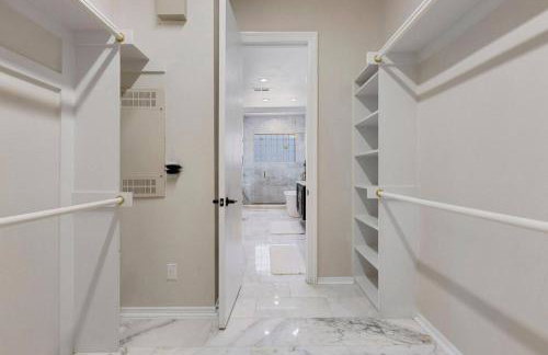 Luxury Oak Lawn Home | Game Room, Parking, Balcony - Foto 24