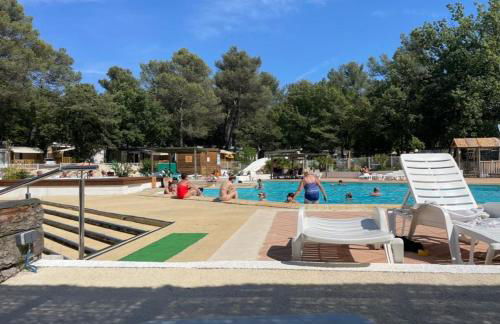 Bungalow confortable à Nans-les-Pins avec piscine partagée - Photo 9