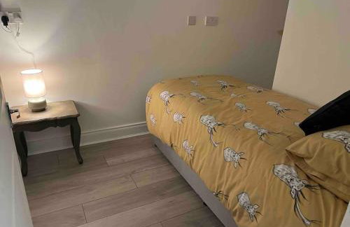 Corner House 2-Bed Townhouse Sleeps 3 - Photo 7