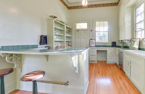 Ornate Victorian Home with Courtyard and Fire Pit! - Foto 12