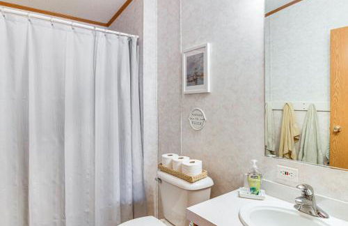 Tenstrike Lake House on 60 Acres Hike and Fish! - Foto 14