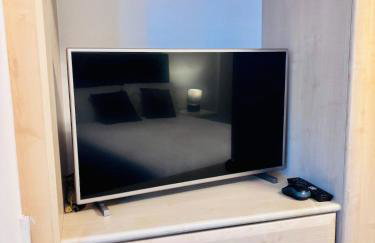 Luxury 5BR Stay With City Access - Photo 39