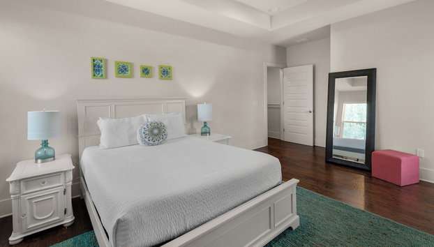 Stunning 4 Bd/4.5 BA - Free Wifi - Easy Walk to Beach - Foto 5, Habitación