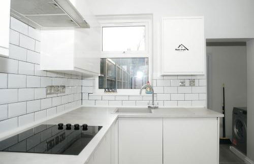 Luxury 3-Bedroom Home , with Free parking - Photo 7