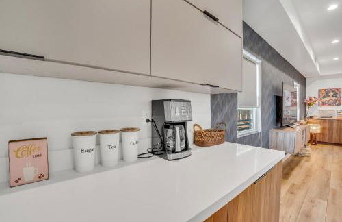 Luxurious Townhome W/3 Master Suites gated Parking - Photo 11