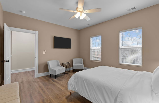 Bright Urban Comfort | JZ Vacation Rentals - Photo 6