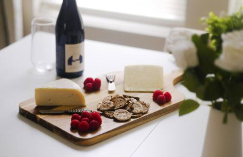 Chicago Chic, Cozy 1BR with Stylish Workspace - Photo 21