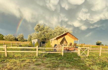 Colorado Getaways in this Lovely Safari Tent on Working Sheep Farm in Longmont - Foto 4