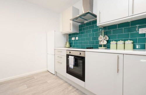 Modern 3 Bed - M4 ACCESS - Wi-Fi - Photo 9