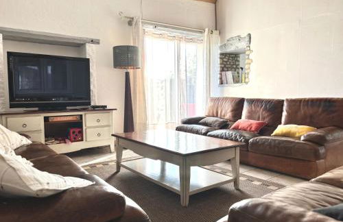 Rivage Maison spacieuse 10 p 5 chambres 2 sdb 2 WC tout confort avec jardin, belle terrasse aménagée, parking privatif, à 2 kms d'une petite plage, 3kms d'Omaha Beach et Port en Bessin - Foto 4