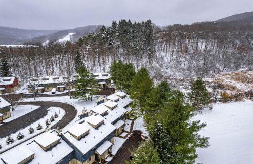 Updated 3BR Townhome Across From Holiday Valley - Foto 35