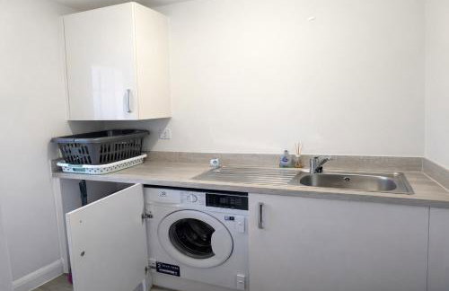 Spacious 4 Bedroom House in Milton Keynes for Families, Groups and Contractors - Foto 16