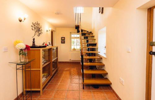 Mid-Wales Farmhouse, swimming pool, tranquil countryside views, sleeps 14 - Foto 32