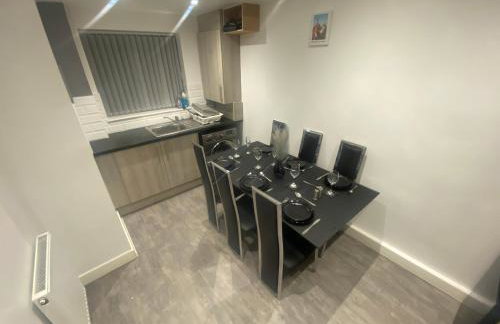 3- Bedroom House -Private Parking - contractors welcome- 2 Min M62 - Foto 13