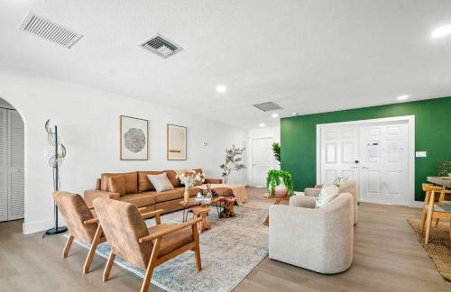 Deluxe Waterfront Villa with BBQ, Pool and Game Room - Photo 6