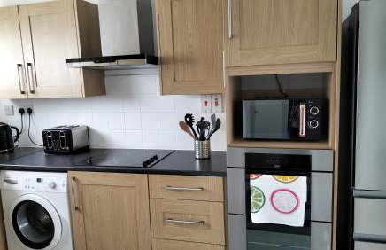 Leeson House in Harborne, Birmingham near Botanical Gardens, Queen Elizabeth Hospital, Birmingham University, Utilita Arena, Edgbaston Cricket Ground, Cadbury World and the Midland Art Centre, with free parking - Photo 3