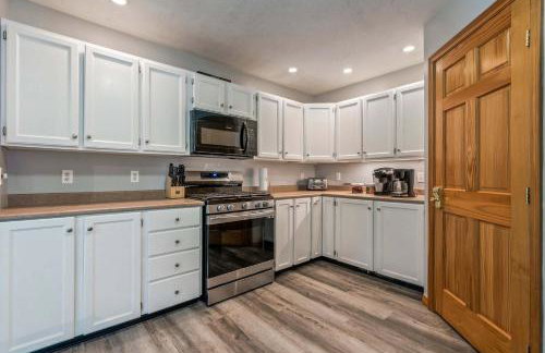 Lakefront Home with Private Beach Access & Hot Tub - Foto 8