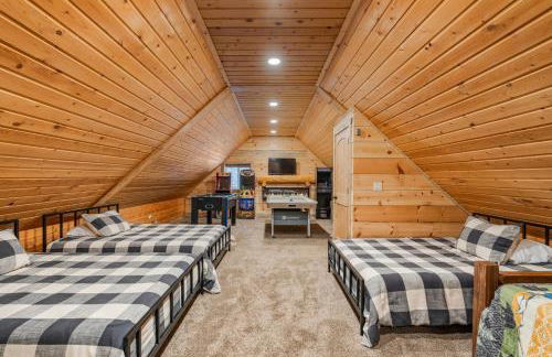 Rustic Retreat, Sleeps 20, Epic Game Room, Hot Tub, 20min to Yellowstone - Foto 32