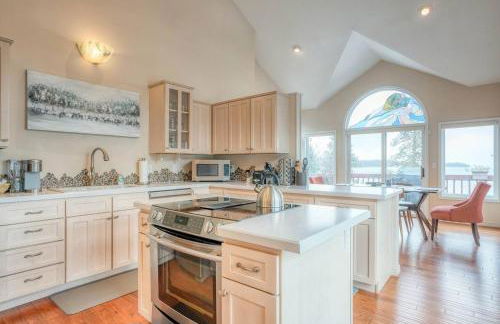 Lakefront Estate w Private Beach on Flathead Lake - Foto 1