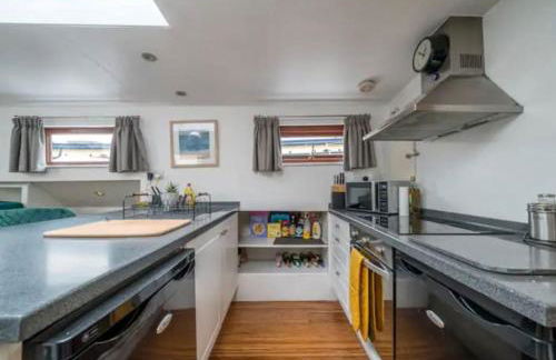 Historic Dutch Barge, Idyllic location - Photo 10