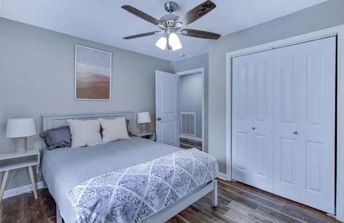 Large Hillside Retreat with Pool and Hot Tub - Foto 27