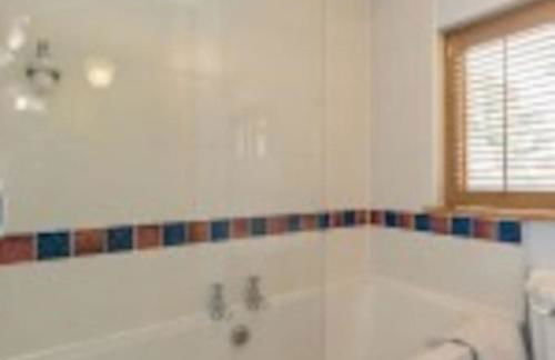 Crescent Cottage, sleeps 8, pet friendly - Photo 29