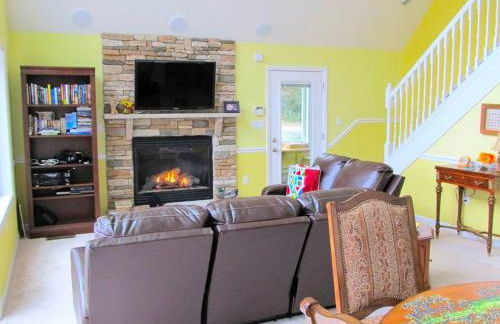 Stunning Weekend Getaway near Hickory Run State Park in Pennsylvania - Photo 12