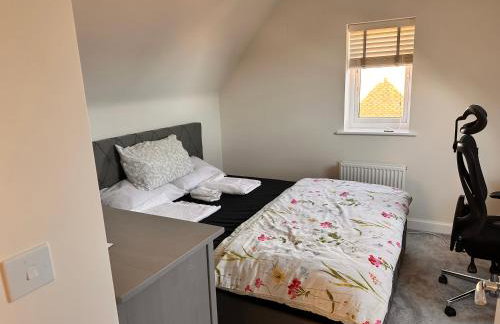 4 Bed Room Service Accommodation - 2 Parkings - Fibre Wi-Fi - Workstation - Foto 24