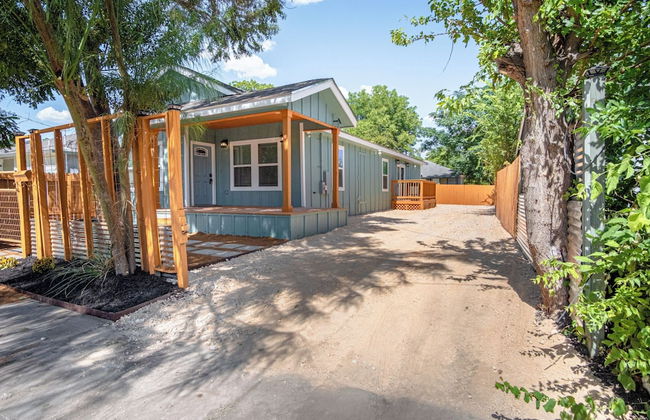 Newly Remodeled 4BR 2BA Near Amazing Downtown - Photo 30