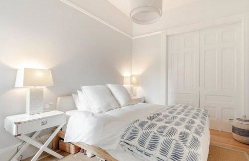 Charming Victorian Oasis with an Elegant and Spacious Haven - Foto 13