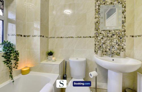 LastMinOffer 10pc Off I A Lovely Executive Home for Families or Contractors I A Lovely Garden and Parking Space I Wifi I Early check-in or Long Term Rates Available I SILVA Short Term Lets 4 out of 5 from over 650 stays - Photo 24