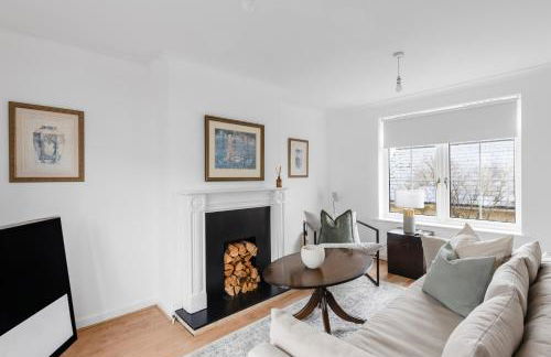 Luxurious 3 Bed House with Free Parking, Sky TV, Movies & Netflix - Foto 27