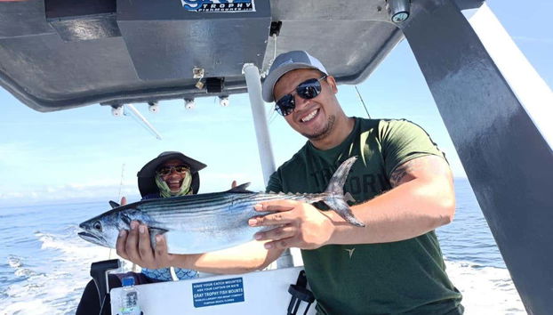 Mostrando um dos peixes pescados