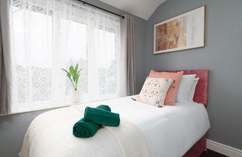 Modern Spacious Home - Parking - Sleeps 6 - minutes from the A1 & the Races - Foto 7