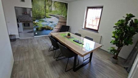 Modernes Appartement 5 km von Erfurt, mit Kaffeevollautomat, TV, WLAN, Boxspringbett, Schlafsofa und Einkaufsmöglichkeiten, sehr gute Anbindung zur A71 und A4, kostenloser öff Parkplatz für PKW und Transporter - Foto 4