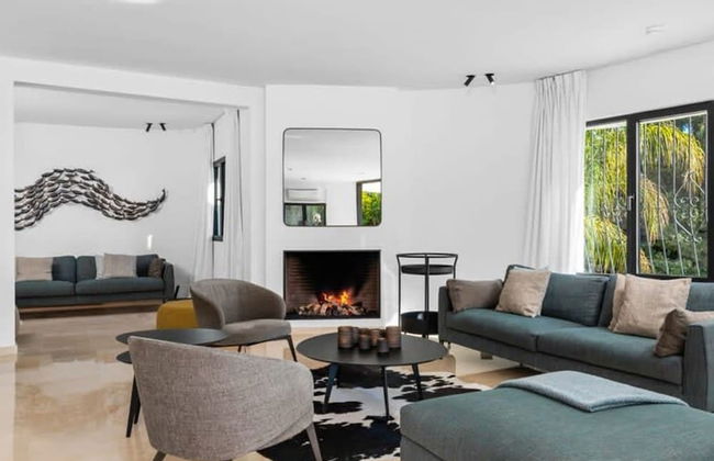 Relax in Luxury at This Stunning Seaside Villa - Photo 15