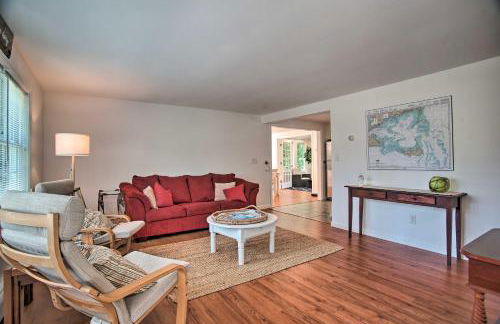 Near Beaches and Dtwn Falmouth Family Home with Deck - Foto 4