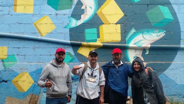 Posando con uno de los murales de fondo