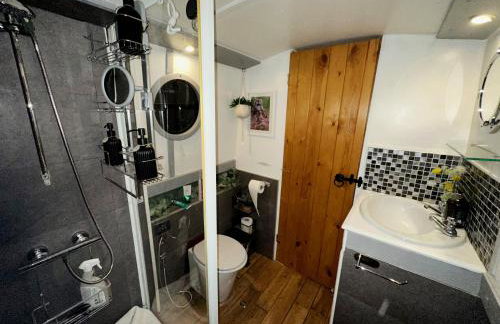 BrightOwl Waterside Narrowboat Cottage Experience - Foto 32