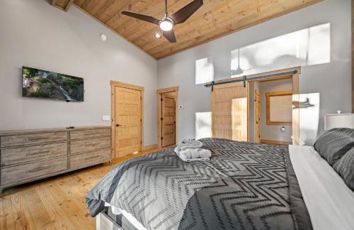 Honeysuckle Chalet - Luxe Mountain Chalet - Hot Tub, Wi-Fi, Pool Table, Party Deck, Fire Pit - 15 mins to Blue Ridge! - Foto 28