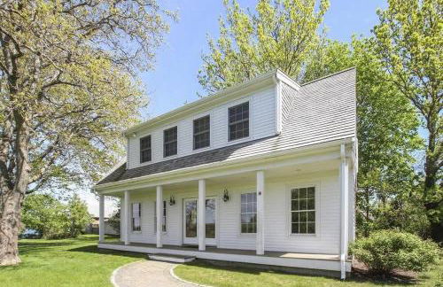 Waterfront Fun at this Huge Family Estate - Foto 27