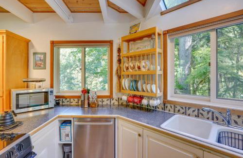 Enchanting Escape with Hot Tub, Decks and Views! - Foto 7