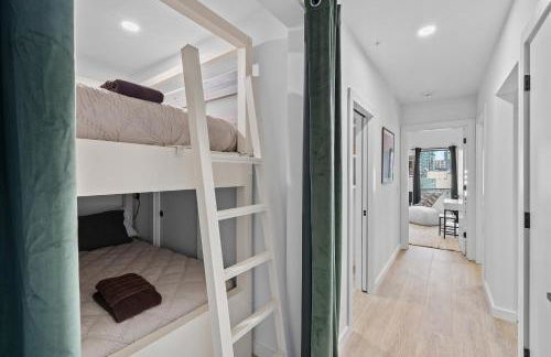 Skyline View, Pool, Gym, Balcony's, Walk to BWay! - Foto 7