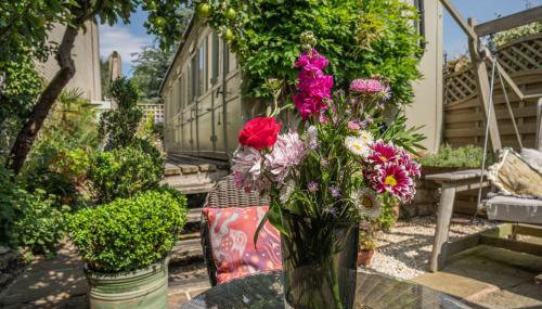 Helmsley Garden Cottage & Railway Carriage - Photo 2