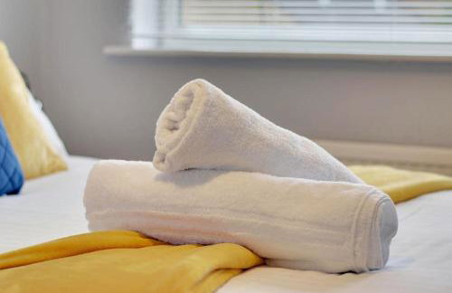 Superb 3 bed house, homely comforts close to supermarkets, with private parking on gated premise - Photo 8